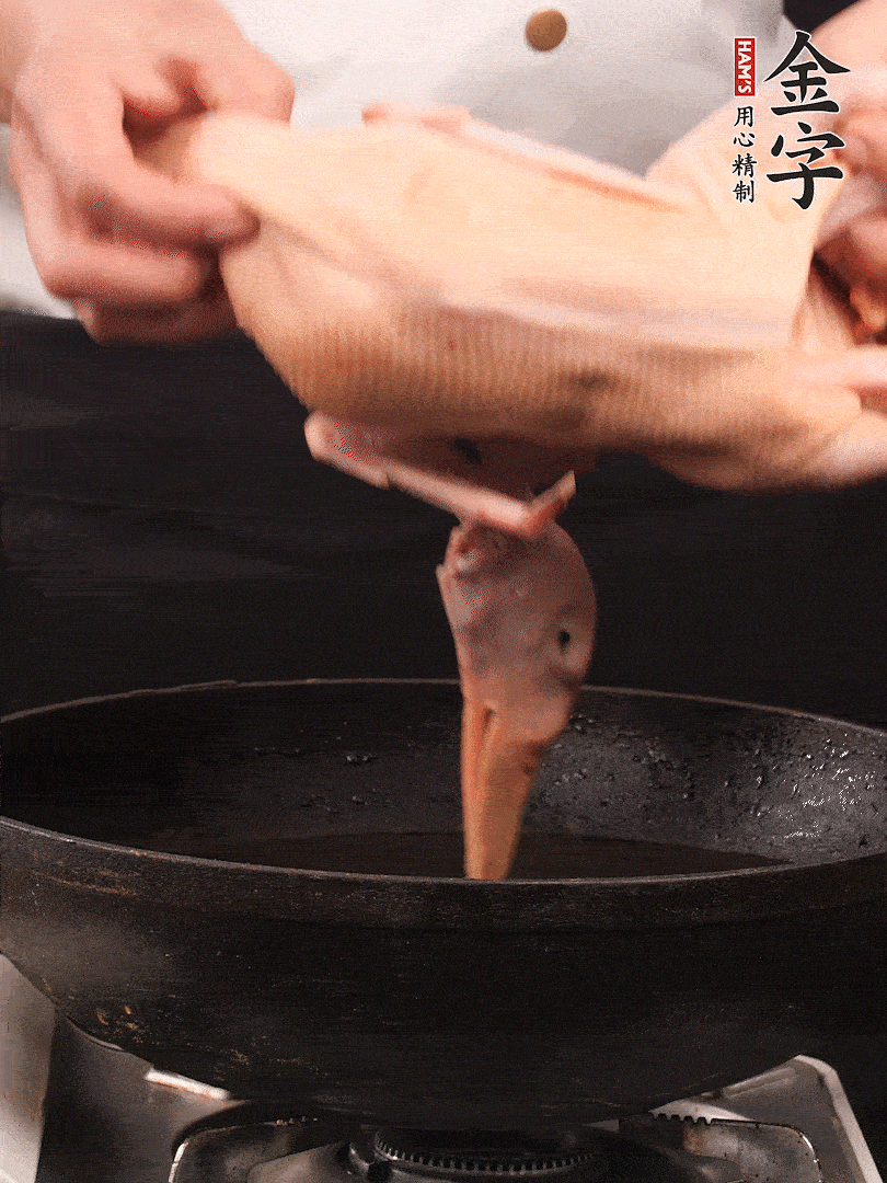 處理干凈的老鴨1只，黃酒小半碗，姜幾片，一起放入冷水，煮沸焯水3分鐘，去除血沫