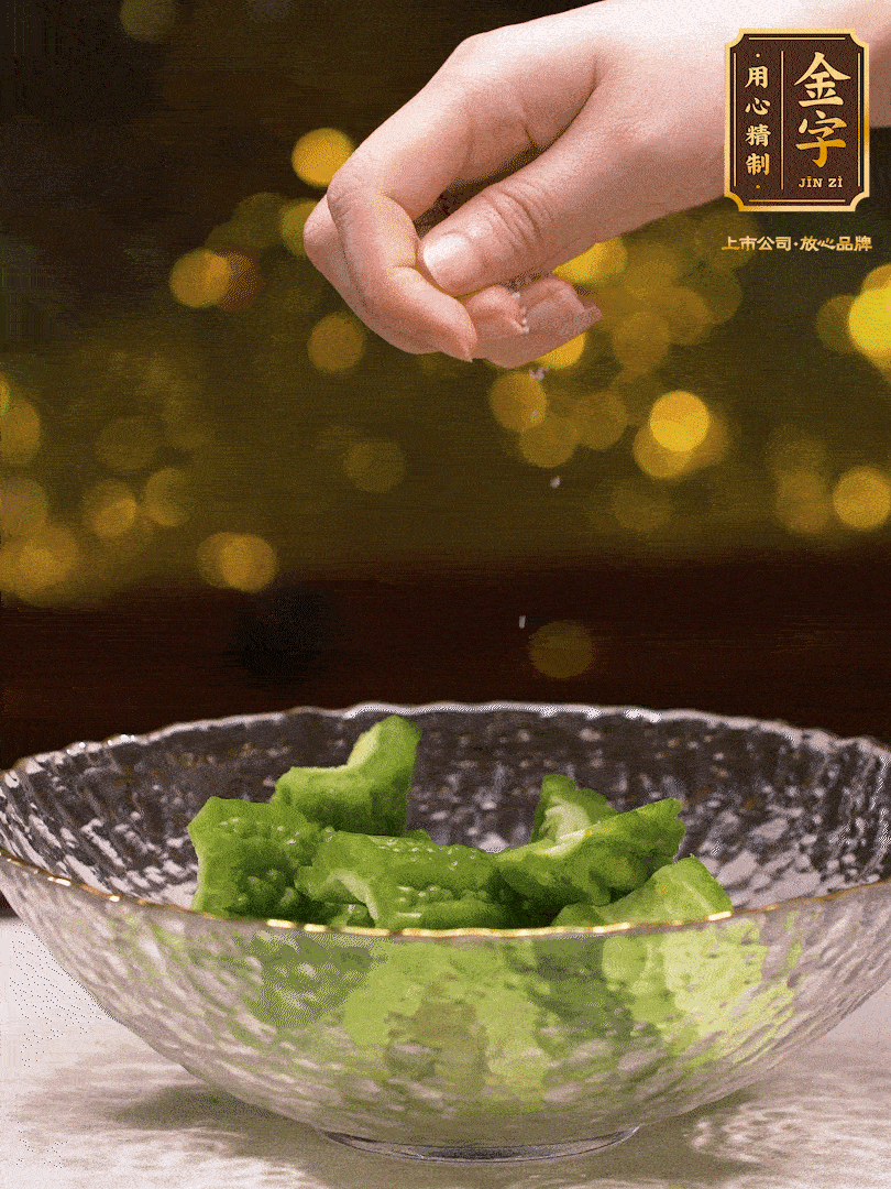 處理好的苦瓜切段（5cm），加點鹽鹽腌一下，去除一下苦味