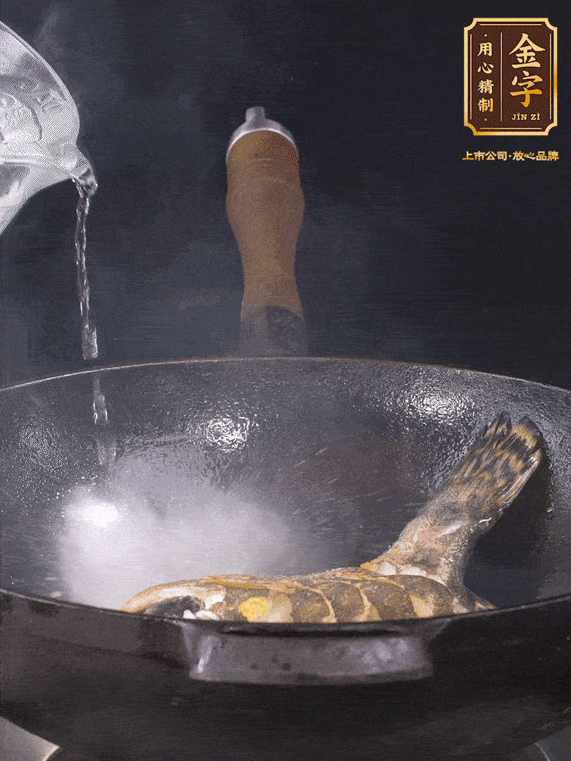 倒入適量食用油，待鍋燒熱后下桂魚煎大約2-3分鐘至兩面金黃（一定要煎透，這樣做出來的湯才會(huì)比較奶白色）