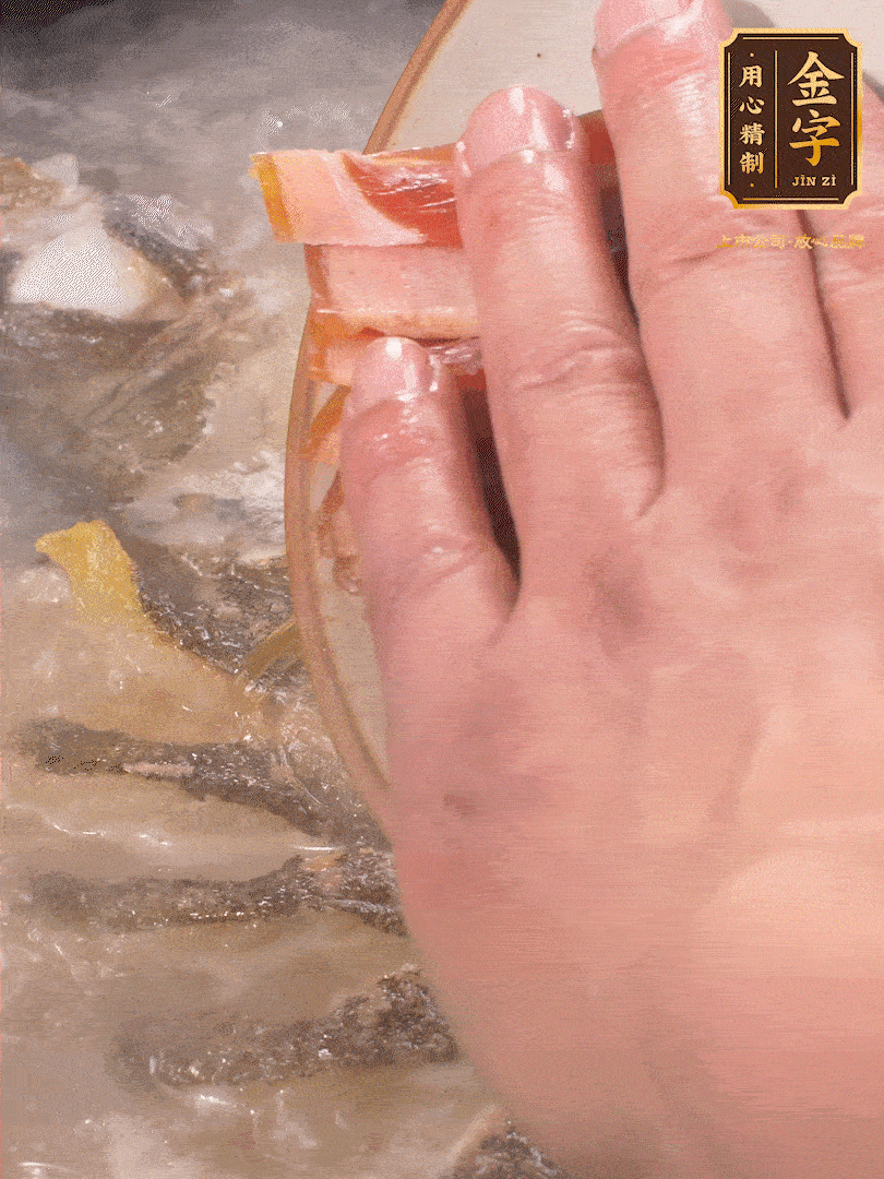 將煎好的魚，倒入三大碗開水。大火煮開后放入1個(gè)蔥結(jié)、2片姜片和1勺料酒和火腿片