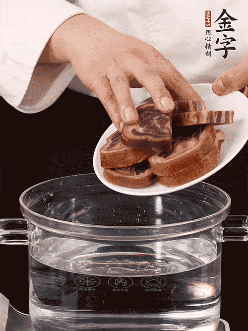 準備食材。做金銀蹄有2個關(guān)鍵點：食材上火腿當(dāng)然得選足年發(fā)酵的金字火腿，新鮮豬爪最好選前腳、大小適宜的。