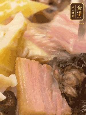 倒入滾燙的熱水，燉煮20分鐘，湯濃汁白