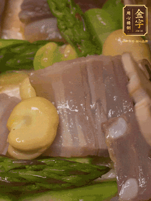 倒入熱水，燉煮10分鐘