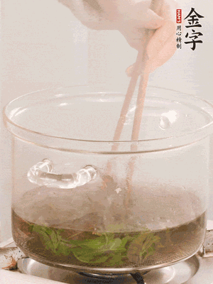 香椿焯水，變色后撈出，切成小段
