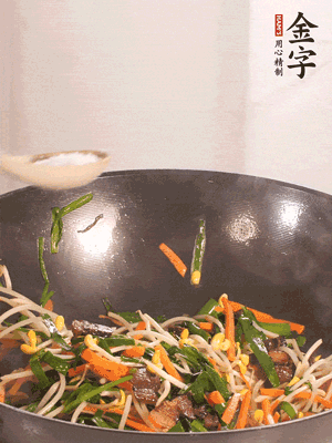炒合菜：金字醬油肉、綠豆芽、韭菜
