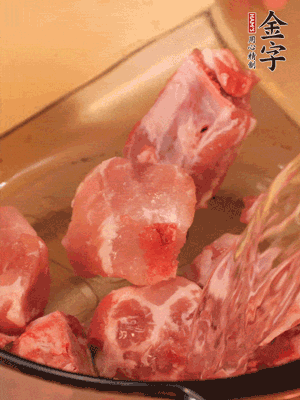 排骨冷水下鍋，加料酒、姜片，煮開綽水