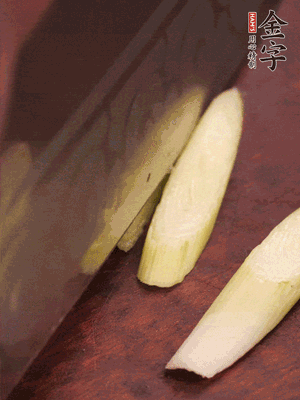 蒜白切小段，辣椒斜切圈