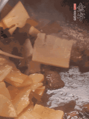 熱油起鍋，下醬油肉煸炒出香味