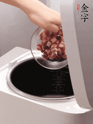 鍋中倒入豬油，油熱后炒熟上海青，給倒少許鹽調(diào)味