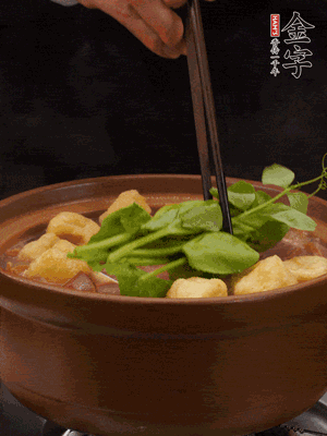 加筒骨煲的經(jīng)典配菜：金字土香腸、油豆腐、千張蓋上蓋子燜一會(huì)兒，耐心等候10分鐘。