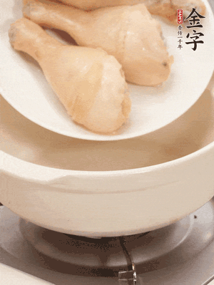 雞腿、火腿、干貝、蒜頭放入砂鍋內(nèi)燉1小時