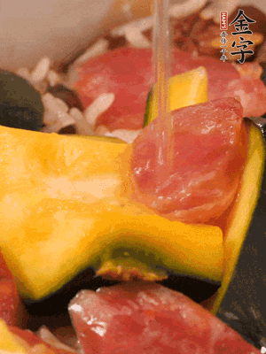 倒入溫開水，水量高出米面一個指節(jié)。