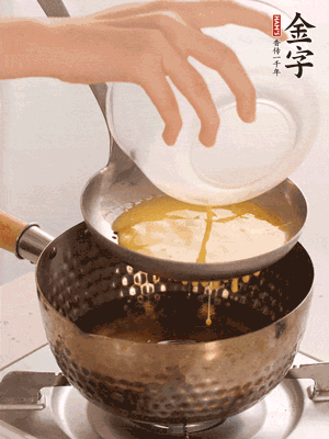 雞蛋過篩子倒入油鍋炸成蛋酥，瀝干油。