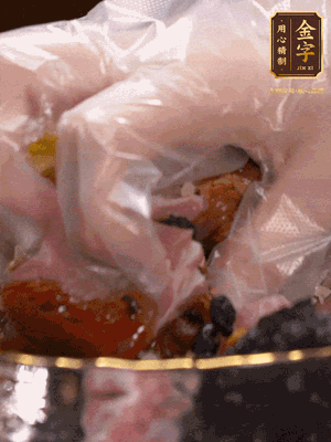 排骨洗凈后（蠔油、生抽、老抽、鹽、糖、淀粉、豆豉、蒜蓉、姜絲）腌制30分鐘