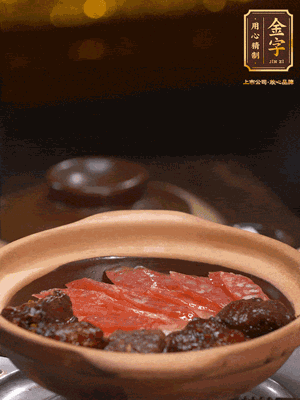鋪上臘腸和排骨，鍋邊淋一圈油，小火煲10分鐘