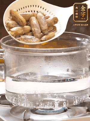 煮一鍋沸水，下蟶子汆燙30秒，撈出浸入冰水，取出蟶子肉