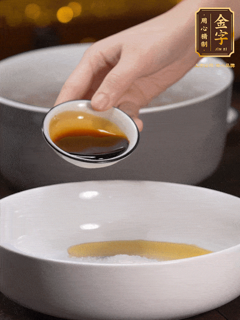 金字鹵牛肉切片，黃瓜切絲