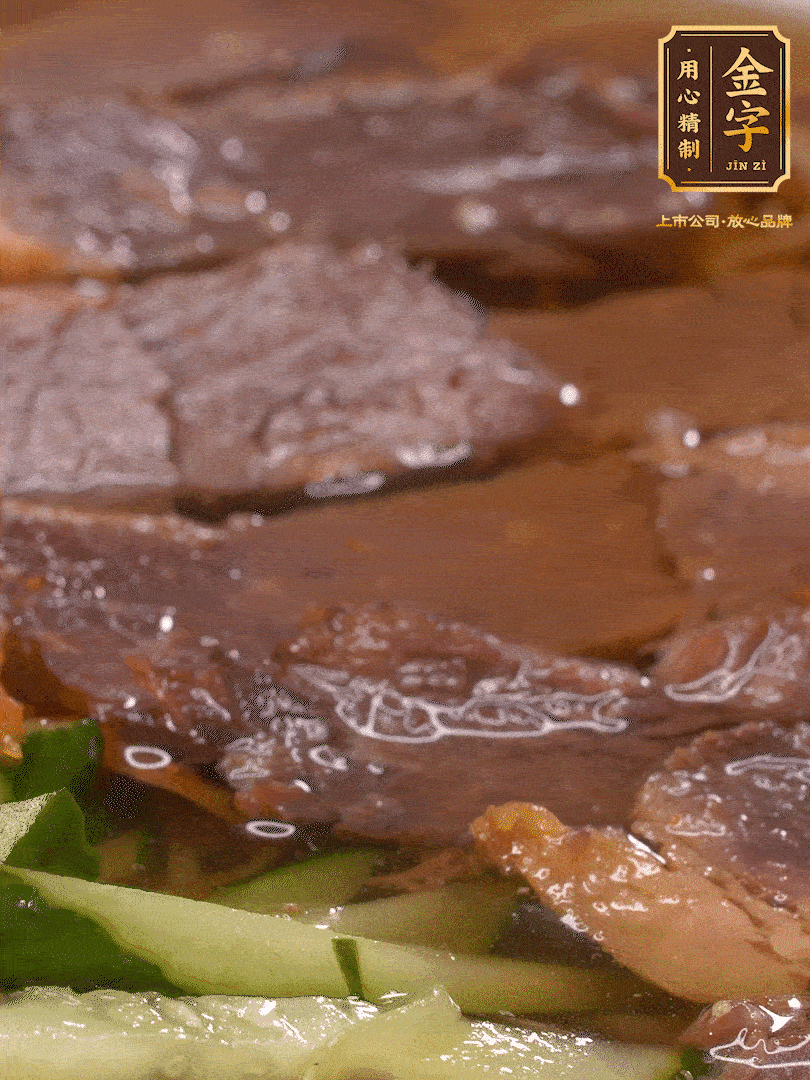 養(yǎng)麥冷面，涼水中清洗浸泡5分鐘，沸水中煮3分鐘，涼水漂洗沖涼
