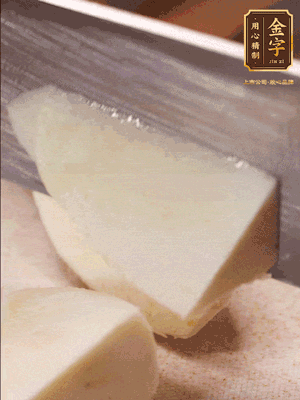 茭白去殼，底部一層老皮刨掉，切成滾刀塊