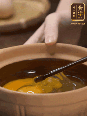 雞蛋打入砂鍋，充分打勻，1.5倍的溫水加一勺鹽，倒入蛋液中，攪拌均勻后用勺子舀去表面浮沫