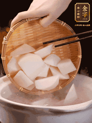 大火煮開(kāi)后，轉(zhuǎn)中小火燉40分鐘，挑出蔥結(jié)，再下蘿卜燉20分鐘