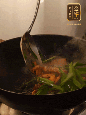 黃豆醬、鹽、糖調(diào)味，淋一圈花雕酒，蒜白先下，蒜葉后下