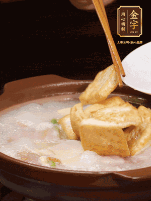 倒入開水大火煮開，轉(zhuǎn)中小火放咸肉，放一點(diǎn)點(diǎn)糖、味精慢燉10分鐘
