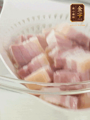金字淡咸肉、排骨分別加料酒、蔥、姜冷水下鍋焯水，水開撇去浮沫撈出。
