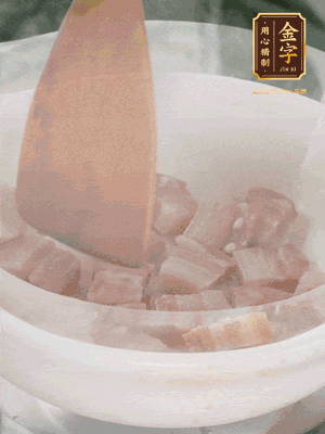 砂鍋內(nèi)咸肉微微煸出香味，再倒入開水。放排骨滾開后轉(zhuǎn)中小火篤30分鐘。（水盡量一次加足，以免中途加水沖淡鮮味。這一步是湯底濃白的關(guān)鍵）