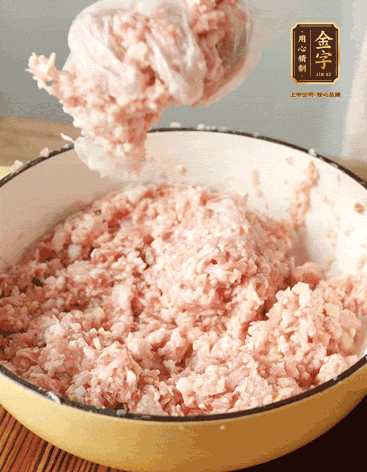 肉丁、咸肉丁、一丟丟鹽、料酒拌勻，反復(fù)摔打上勁。接著加入1兩蔥姜水，反復(fù)拌勻摔打上勁。前后共加3遍。3遍后筍丁，接著反復(fù)摔打上勁。最后加入1個(gè)蛋清、3茶匙生粉拌勻摔打上勁