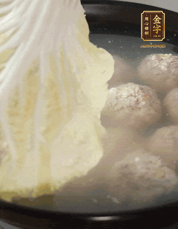等獅子頭浮起來(lái)時(shí)再加白菜蓋。小火慢燉2小時(shí)