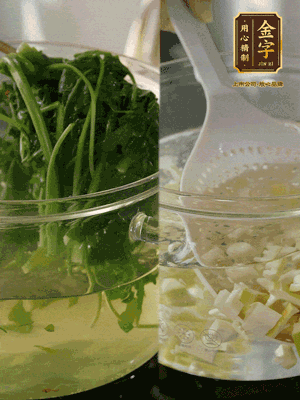 春筍切丁焯水；薺菜加鹽焯水，過涼水后切成細(xì)末