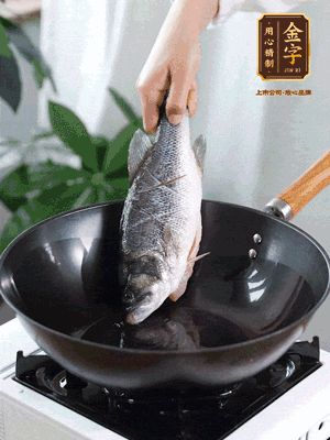 熱油，加1大勺豬油、姜片，再下鱸魚，煎至定型后翻面。（加點豬油，燉出的魚湯更容易變?yōu)榍逅哪贪咨?。?>
					</div>
					<span>步驟 3/6</span>
					<p>熱油，加1大勺豬油、姜片，再下鱸魚，煎至定型后翻面。（加點豬油，燉出的魚湯更容易變?yōu)榍逅哪贪咨?。?/p>
				</li><li>
					<div   id=
