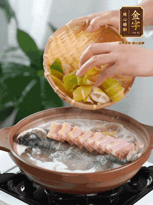倒開水燉煮后轉(zhuǎn)移入砂鍋，淋料酒去腥、加少許鹽調(diào)味，再依次加咸肉、春筍燉煮15分鐘。