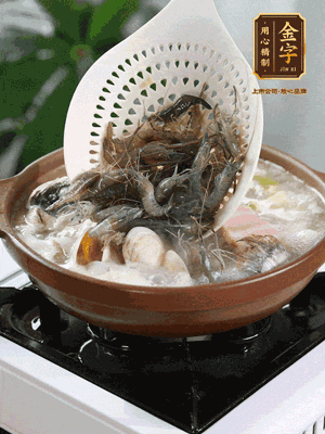 最后加一把蛤蜊、一把河蝦燜2分鐘，放一點白胡椒粉調(diào)味，撒上蔥花點綴！