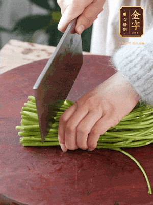 正嫩的藜蒿，掐頭去除根部，切小段