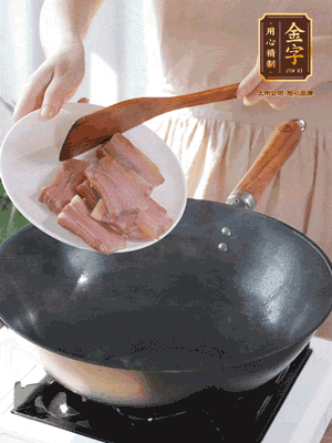 豬油熱鍋，下咸肉煸香，再下蔥姜提鮮