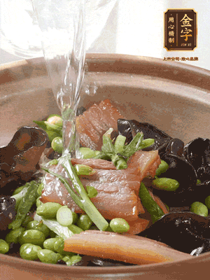 轉(zhuǎn)入砂鍋，加入開水、百葉結(jié)燉煮10分鐘