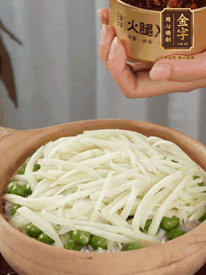 到水微干，放上豌豆、茭白絲。
