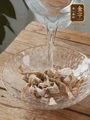 筍干提前泡發(fā)1晚切段，冬瓜去皮切塊。