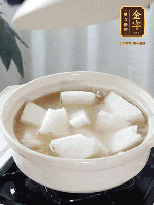 最后下冬瓜繼續(xù)燉煮10分鐘，撒上蔥花點(diǎn)綴。