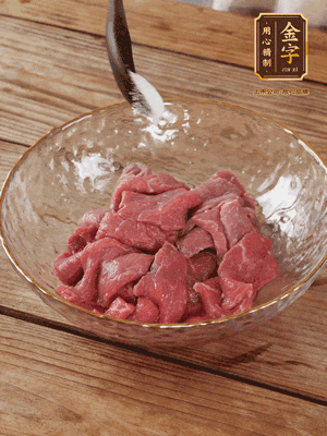 牛肉切丁，加黑胡椒海鹽、橄欖油腌10分鐘