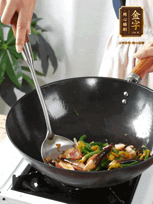 煸香蒜末，下香腸翻炒均勻，再依次下雞縱菌、黃瓜花
