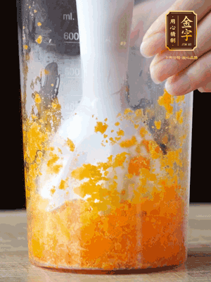 加玉米油、水怡、水揉搓成細(xì)膩的面團(tuán)。松弛半小時(shí)后，分成37g一個(gè)
