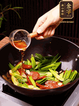 下蒜苗炒軟，沿鍋邊烹入一勺料酒，加醬油、蠔油、白糖調(diào)味炒勻