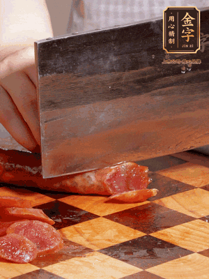金字香腸煮熟，切片