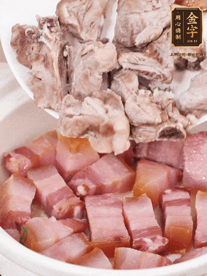 倒入開(kāi)水燉煮，大火燒開(kāi)后轉(zhuǎn)小火
