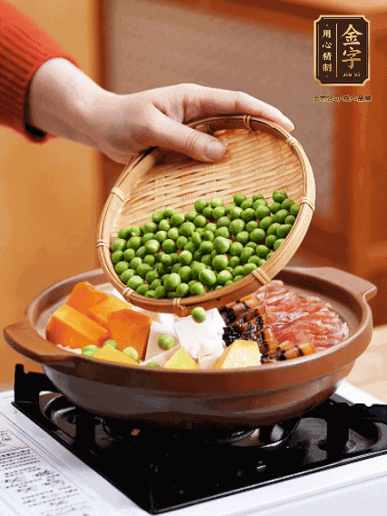 再鋪上臘腸、醬油肉、豌豆，小火煲6分鐘