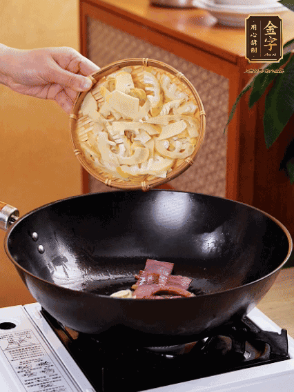 油熱，下蒜末、火腿煸炒出香味，再下筍片微微翻炒