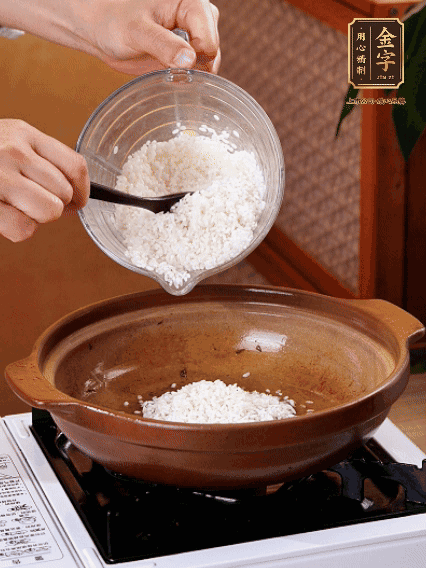 砂鍋中倒入煎羊肚菌的油，涂勻。加入提前浸泡過1小時(shí)的生米，再加入和生米齊平的水,,蓋蓋子，大火煮沸后轉(zhuǎn)小火煮至水分微干